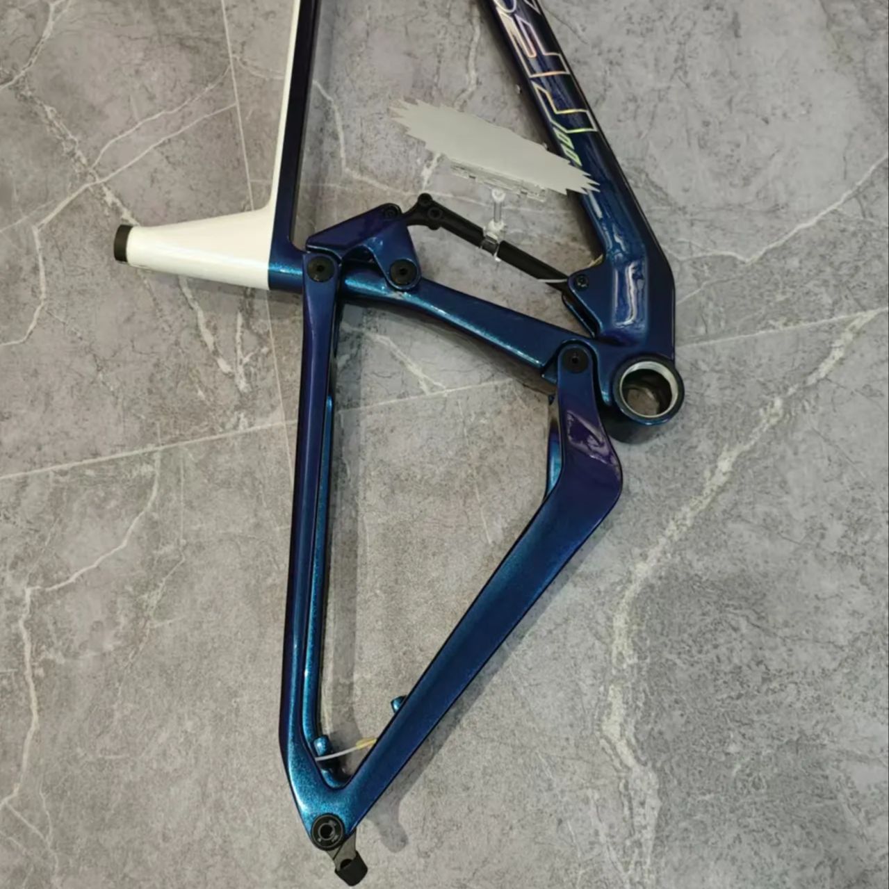 New MTB Carbon Fiber Soft tail - Mountain Biking New Forest のレビューと価格